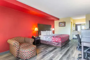 Econo Lodge & Suites Clarksville near Governors Square Mall - Room