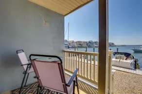 Bayfront Condo w/ Sunset Views! Walk to Beach - Innvendig