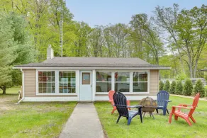 Baldwin Lakefront Home: Dock, Fire Pit & Trails! - Interiör