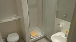 Sandyford Hotel - Baño