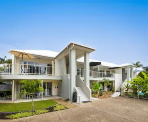 Noosa River Palms - Interior entrance