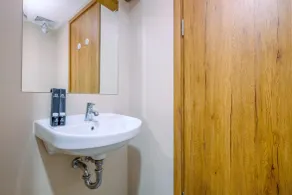 Elegant Studio Apartment at Gateway Park LRT JatibeningCity By Travelio - Baño