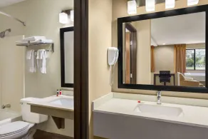 Super 8 by Wyndham Ankeny/Des Moines Area - Salle de bain