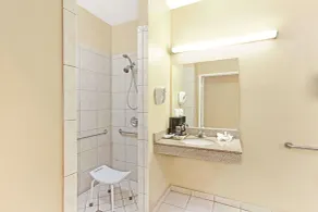 Super 8 by Wyndham North Hollywood - Salle de bain