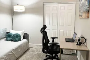 Balcony & Pool Access: Quiet West Chandler Condo - Interiör