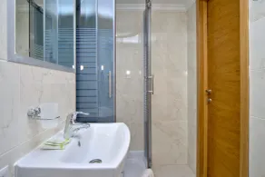 Grand Apartments - Bathroom