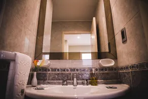 San Rafael Group Hotel - Håndvask på badeværelset
