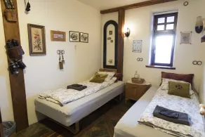 Raven's Bed - Room