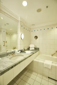 MJ's - Bathroom
