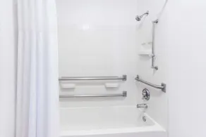 Super 8 by Wyndham Joliet I-55 N/Chicago - Bathroom