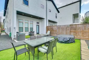 Blissful Getaway Home with Hot Tub & Backyard Near Downtown - Interiör