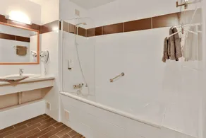 Logis Hotel Le Tropicana - Badezimmer