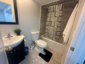 Cozy Private Two-Level Suite In Brampton With Separate Entrance And Living Area on Main Floor - Badeværelse