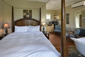 Above the Beach Guest Suites - Værelse