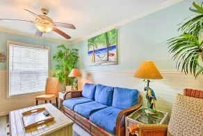 Near Port Aransas Beach: Condo w/ Pool Access - Intérieur