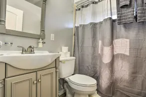 Vibrant Teaneck Home ~ 12 Mi to Manhattan! - Badrum