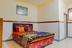 Hotel Dewi near GOR Merdeka Jombang Mitra RedDoorz - Chambre
