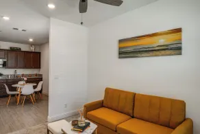 1BR Guest House w/ Private Entrance and Laundry - Interni