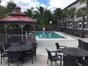 Days Inn & Suites by Wyndham Bonita Springs North Naples - Piscine