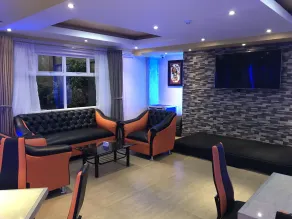 Royal Mansion Hotel - Lobby sitting area