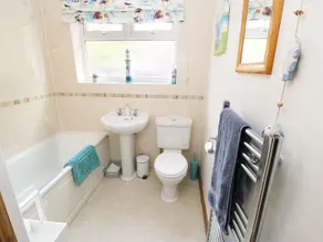 Robin Cottage - 2 The Meadows - Bathroom