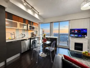 Quiet Medical Stay Condo - Walk to Hospitals, Uhn, Sickkids - Fast Wifi, Balcony - Living room