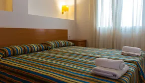 Aptos. Comte D´Empuries - Chambre