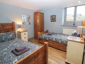 Nine Ladies - Room