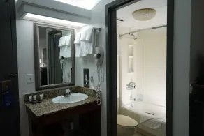Ramada by Wyndham Tulsa Broken Arrow - Salle de bain