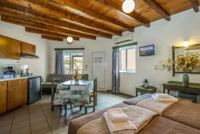 Theos Village Apartments - Zimmer