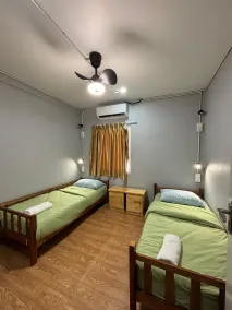 5 Minutes Airport Lodge - Room