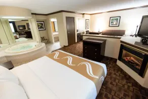 Quality Inn & Suites Quakertown-Allentown - Room