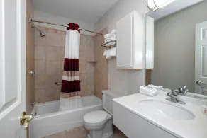 Red Roof Inn & Suites Hazleton - Bathroom