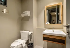 THA City Loft by TH District - Bathroom