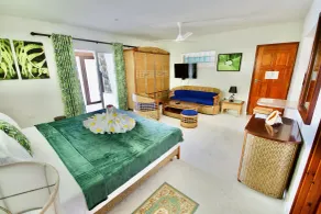 SEA SPLASH SELF CATERING And La Petite Maison - Room
