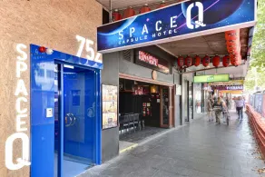 Space Q Capsule Hotel - Entrada (vista interior)