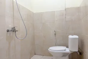 Hotel O Mantari Guesthouse - Bathroom