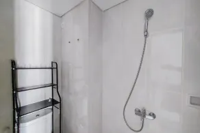 Comfy And Minimalist Studio Room At Serpong Garden Apartment - Salle de bain