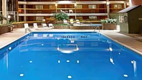 Ramada by Wyndham Beaver Falls - Piscina