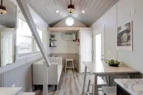 The Merlot Bungalow Defiance Tiny Home on Trail - Interni