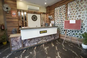 HOTEL S R GRAND - Réception