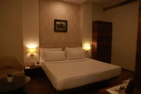 Sapna Clarks Inn Lucknow - Room