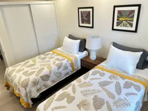 Apartamento vacacional con piscina, jardín y terraza | Vistas al jardín - Habitación