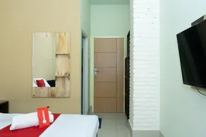 RedDoorz near Alun Alun Madiun - Chambre