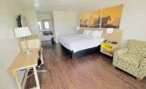 Days Inn & Suites by Wyndham - Canton First Monday Trade Days - Chambre