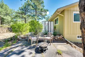 Serene Home w/ Hot Tub - 6 Mi to Boulder Falls! - Innvendig