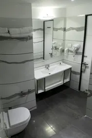 Hotel Imperial Grand - Bathroom
