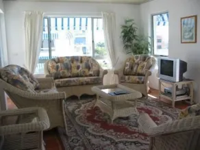 Estoril on Moffat - Living area