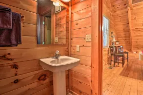 'Sky Harbor' Sevierville Cabin w/ Hot Tub & Deck! - Interni
