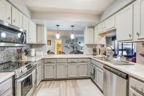 Lakefront Condo Indoor pool, sauna, & pickle ball! - Innenbereich